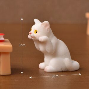 No. 5 white cat lying on the table / Realistic kitten series