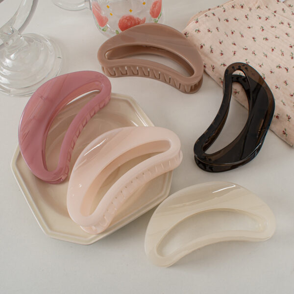 oly-0aa970fae072acc4407531d7a0dceb16 Wholesale Crescent Moon Hair Clip Stylish Fashion Accessory for Everyday Styling Boutique Resale