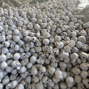 Wholesale Halloween Skull Decoration Hanging Rope Style Plastic Resin for Haunted House Home Decor