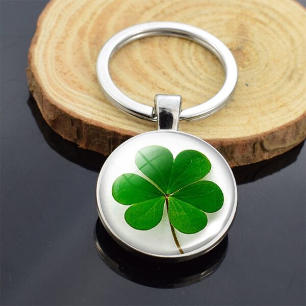 Wholesale Trendy Four Leaf Clover Keychain Metal Electroplating Fashion Accessory for Resale