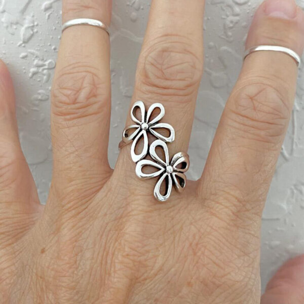 oly-153b187ab27ebe42fccf4087ec9ab660 Wholesale Alloy Silver Hollow Flower Ring Vintage Style Fashion Jewelry Accessory for Women