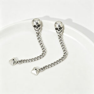 A pair of silver vintage skull earrings (FG1684)