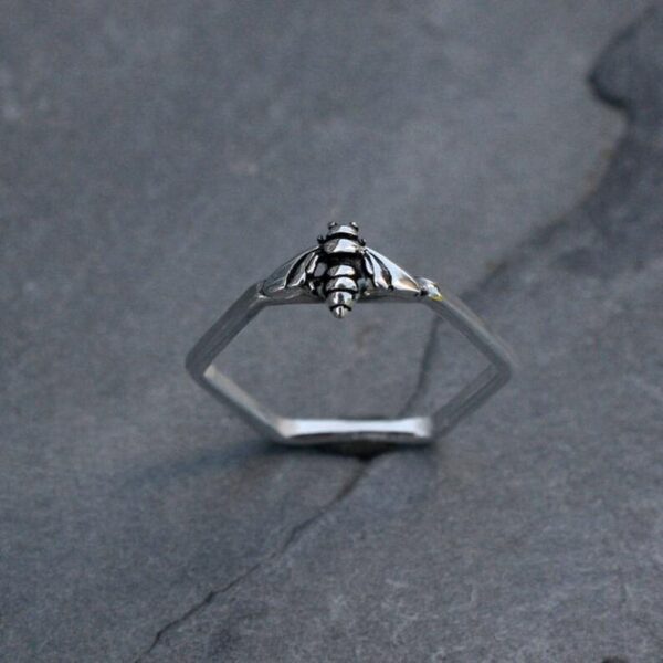 oly-196bc8f36627b47307c3b5400614c70f Wholesale Silver Hexagonal Bee Ring, Retro Alloy Fashion Accessory, Boutique Resale Jewelry
