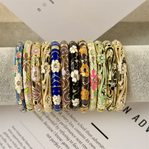 Wholesale Gold Plated Retro Enamel Floral Bangle Trendy Jewelry Accessory for Everyday or Boutique Resale