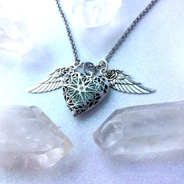 Wholesale Flying Heart with Wings Glow Pendant Necklace Alloy Jewelry for Gift Boutique
