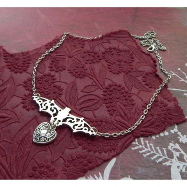 Wholesale Alloy Hollow Bat Pendant Necklace Chic Heart Shape Jewelry Accessory for Women