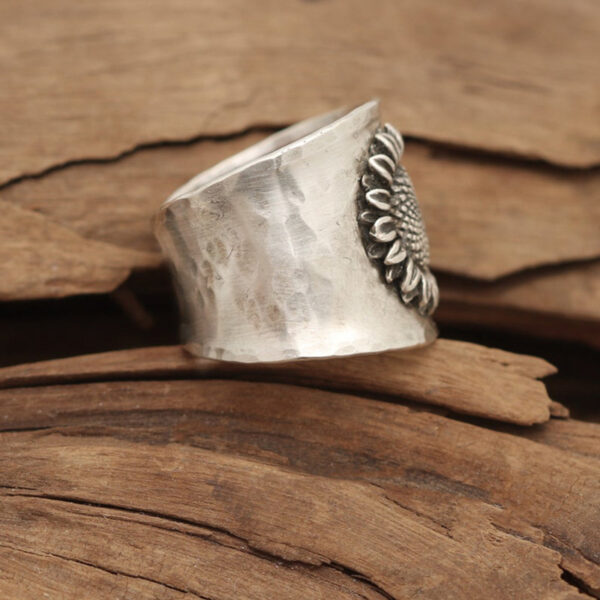 Wholesale Alloy Antique Gold Sunflower Ring Retro Floral Design Fashion Accessory