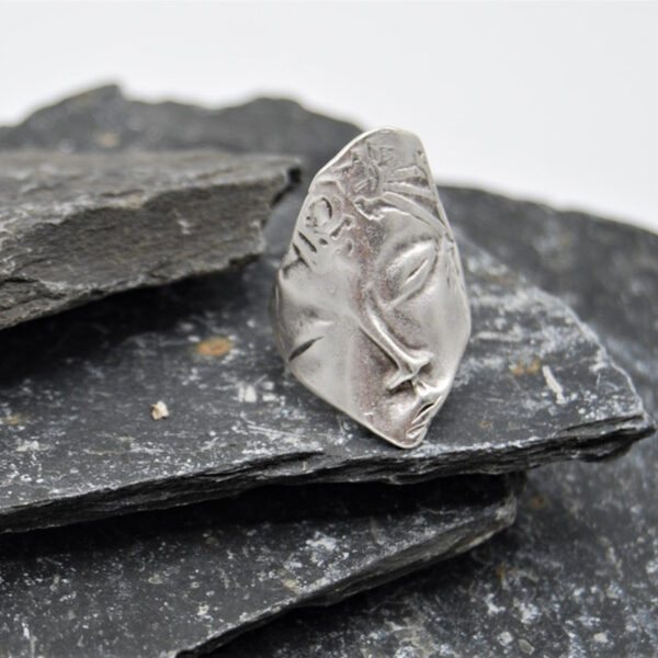 oly-25ae6f04879f4770cca1ad79fcb56ba4 Wholesale Silver Alloy Abstract Face Ring Unisex Geometric Design Fashion Accessory Boutique Gift