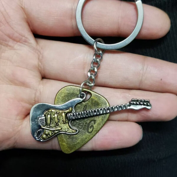 Wholesale Vintage Guitar Pick Keychain Punk Rock Stainless Steel Key Ring Unisex Fashion Accessory