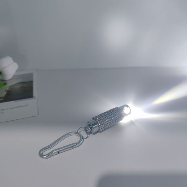 oly-2d8c79cbe424509fddd5a71800c71f88 Wholesale Stylish Diamond Inlaid Flashlight Keychain Fashion Accessory Boutique Gift for Couple