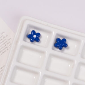 Dark blue dot oil flower