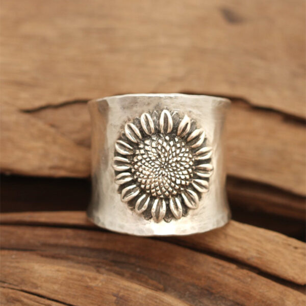 Wholesale Alloy Antique Gold Sunflower Ring Retro Floral Design Fashion Accessory