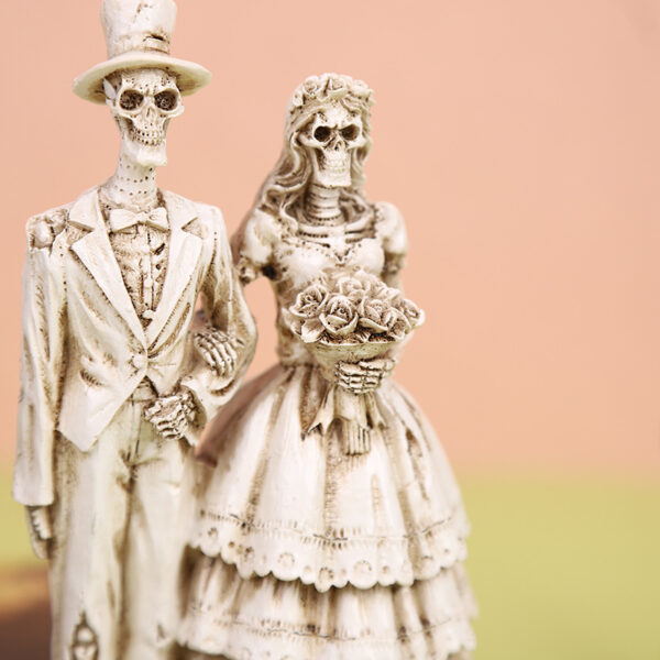 Wholesale White Resin Skeleton Couple Ornament for Home Decor and Halloween