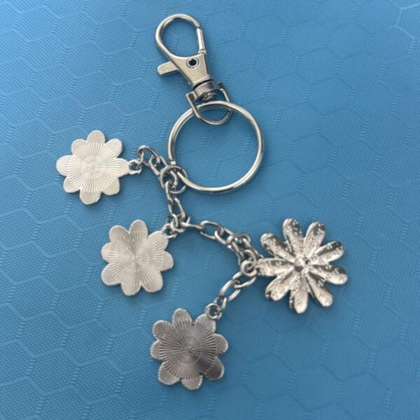 Wholesale Pastoral Floral Alloy Keychain Pendant Decorative Accessory Gift