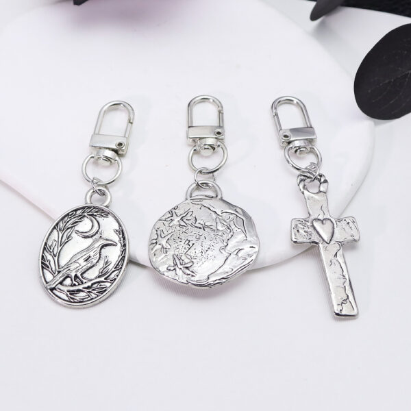 Wholesale Vintage Distressed Zinc Alloy Keychain with Crescent Moon and Starfish Design, Trendy Bag Charm