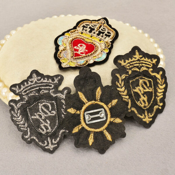 oly-45c9221bda4e7545951902a02a20088c Wholesale Golden Tiger College Style Patch Felt Sequins Towel Decorative Accessory