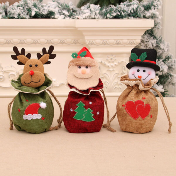 oly-4645912d5b0513b8fb69966207e25b4c Wholesale Burlap Christmas Gift Bag Cartoon 3D Drawstring with Jingle Bell Holiday Decor