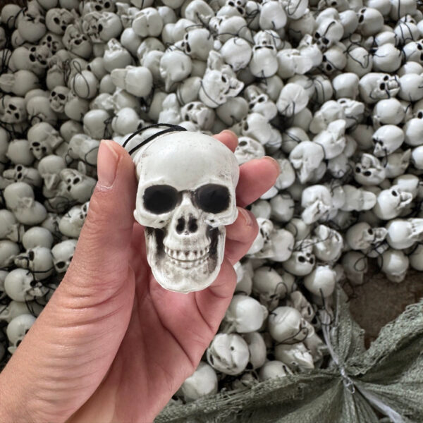 Wholesale Halloween Skull Decoration Hanging Rope Style Plastic Resin for Haunted House Home Decor