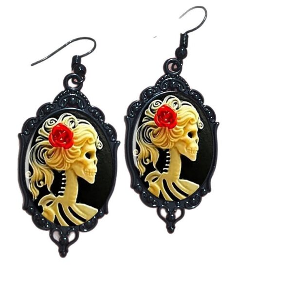 Wholesale Vintage Skull Glass Pendant Necklace Fashion Accessory for Resale