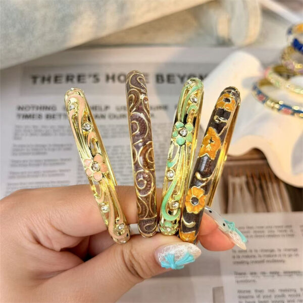 Wholesale Gold Plated Retro Enamel Floral Bangle Trendy Jewelry Accessory for Everyday or Boutique Resale