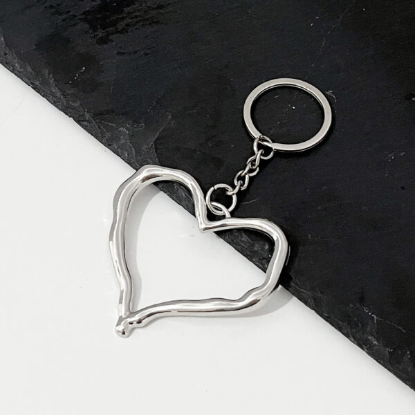 Wholesale Zinc Alloy Heart Keychain Pendant Irregular Hollow Design Bag Charm Fashion Accessory for Boutique Resale