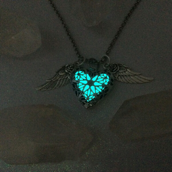 Wholesale Flying Heart with Wings Glow Pendant Necklace Alloy Jewelry for Gift Boutique