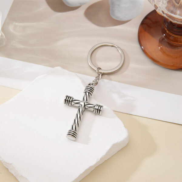 Wholesale European Style 3D Cross Shape Metal Car Keychain Pendant Fashion Accessory