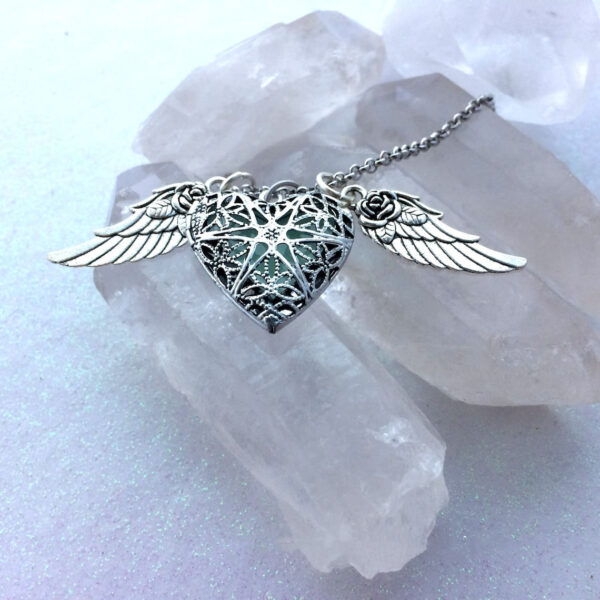 Wholesale Flying Heart with Wings Glow Pendant Necklace Alloy Jewelry for Gift Boutique