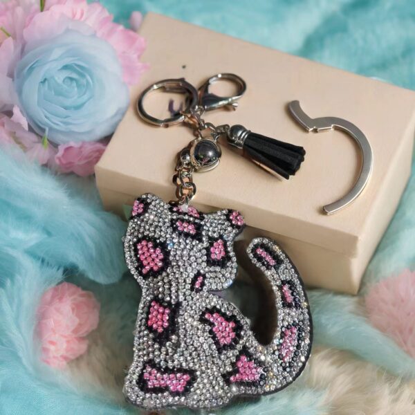 oly-5db414dd27815bc0637a221dd6c3db46 Wholesale Cute Leopard Cat Rhinestone Keychain Zinc Alloy Bag Charm for Wedding Gifts