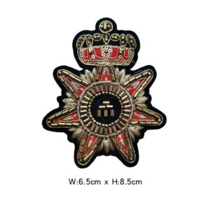 Brown and red badge [brooch] / No pins