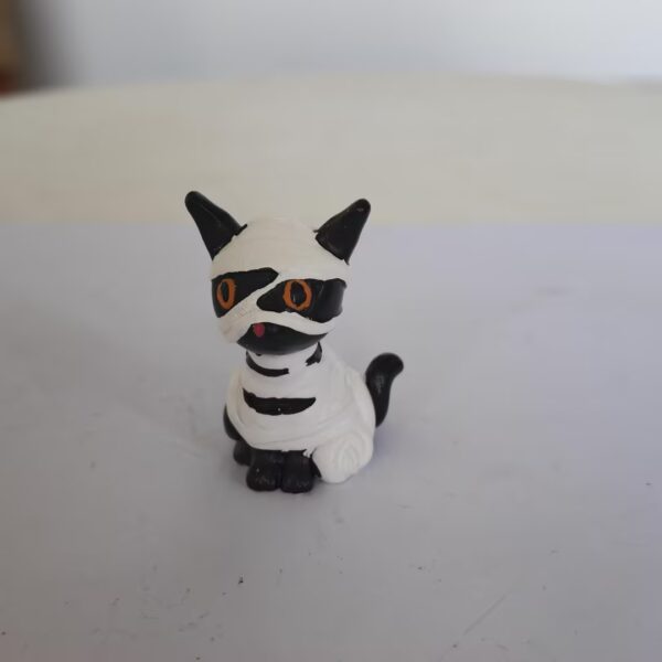 Wholesale Creative Resin Cat Figurine Halloween Witch Cat Micro Decoration for Home Decor Gift
