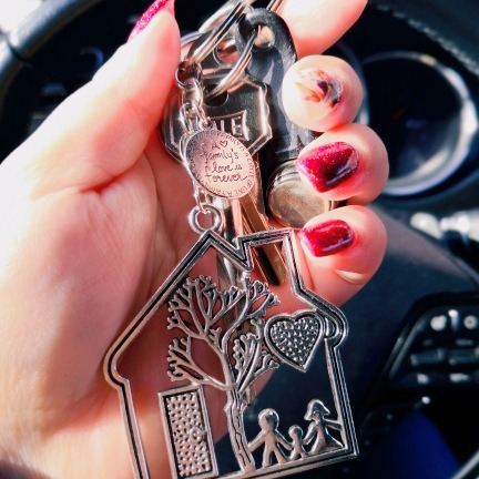 Wholesale Modern Minimalist House Shape Alloy Keychain Pendant with Figurine and Tree Decorative Gift for Couples