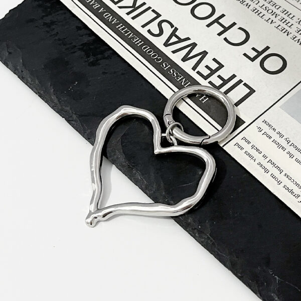 Wholesale Zinc Alloy Heart Keychain Pendant Irregular Hollow Design Bag Charm Fashion Accessory for Boutique Resale