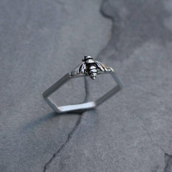 oly-64e1fcc9f76538212e169ff23175a714 Wholesale Silver Hexagonal Bee Ring, Retro Alloy Fashion Accessory, Boutique Resale Jewelry