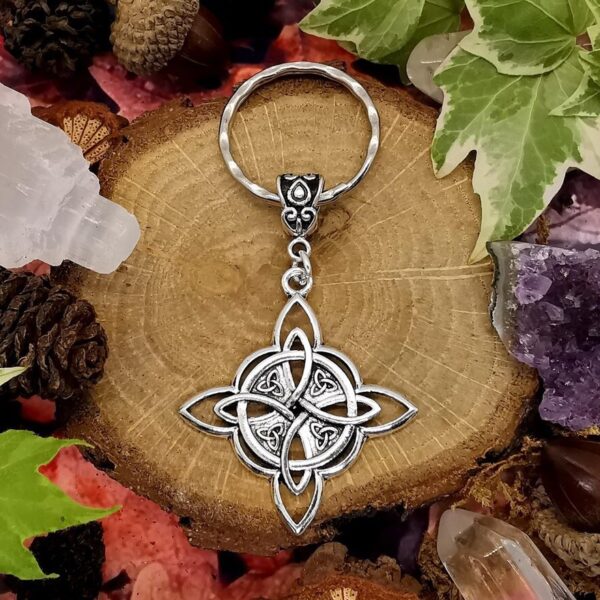 Wholesale Gothic Witch Hecate Keychain Retro Alloy Charm Key Chain Pendant Boutique Resale