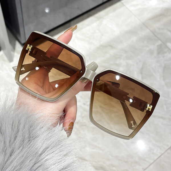 Wholesale Chic Large Frame Hollow Out Sunglasses UV400 Sun Protection Fashion Accessory