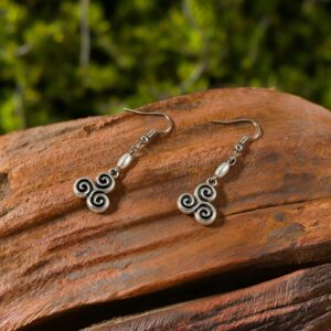 A pair of three-helix ear hooks (fg1666)