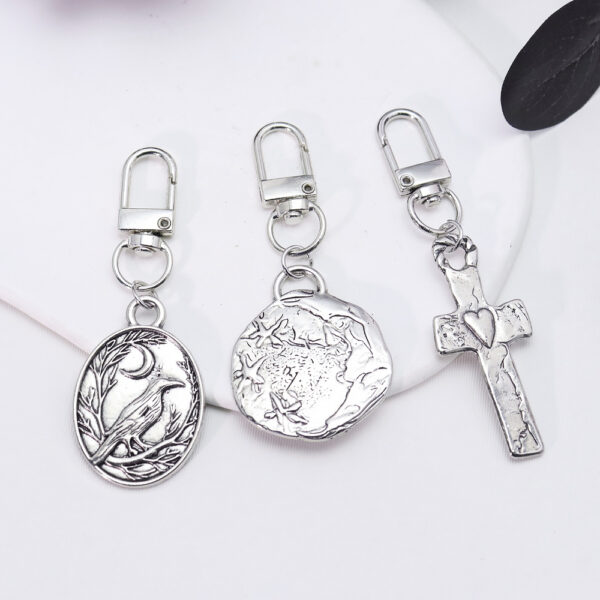 Wholesale Vintage Distressed Zinc Alloy Keychain with Crescent Moon and Starfish Design, Trendy Bag Charm