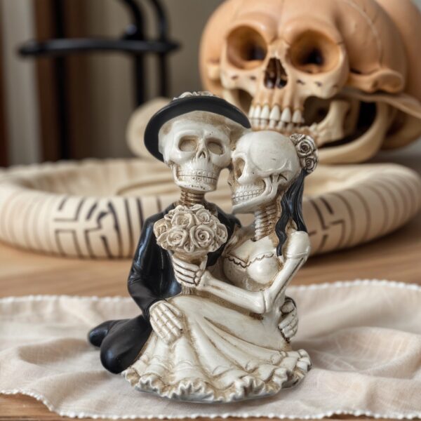 Wholesale White Resin Skull Couple Ornament Halloween Home Decor Gift