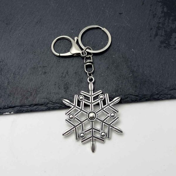 oly-86722faac615398f09a3ff1fbda29c5e Wholesale Retro Silver Snowflake Pendant Keychain Zinc Alloy Car Key Accessory