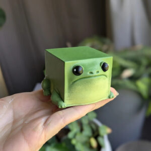 Wholesale Ugly Cute Frog Resin Figurine Decorative Desk Accent for Boutique Resale