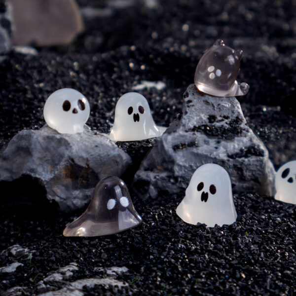 oly-8bac2d04b16c6d642725b90341db34b1 Wholesale Resin Ghost Ornament Glow-in-the-Dark Halloween Car Decor DIY Accessory