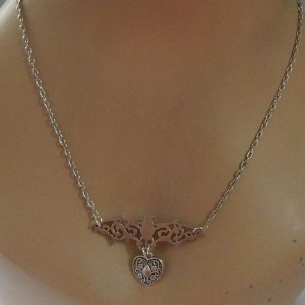 Wholesale Alloy Hollow Bat Pendant Necklace Chic Heart Shape Jewelry Accessory for Women