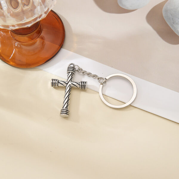 Wholesale European Style 3D Cross Shape Metal Car Keychain Pendant Fashion Accessory