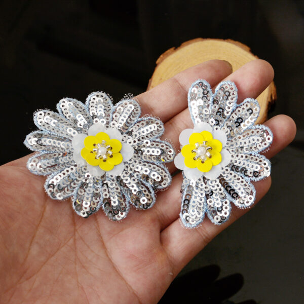 oly-9740e7a5e4cbd4e6eee3e181e8f48ec1 Wholesale Smiling Flower Sequin Embroidered Patch Decorative Accent for Clothing Towels