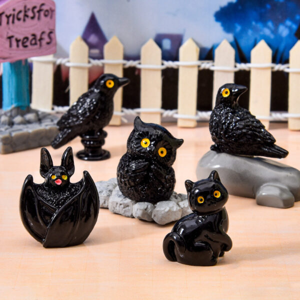 Wholesale Halloween Resin Crow Decoration with Platform for Desktop Display, Decorative Accent for Gift Giving
