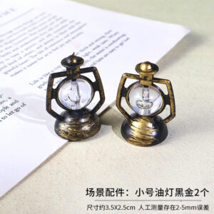 Scene accessories: 2 small oil lamps in black and gold