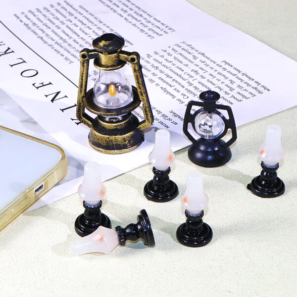 Wholesale Retro Miniature Kerosene Lamp Model - Plastic Resin Home Decor, Trendy DIY Accent for Boutique Resale