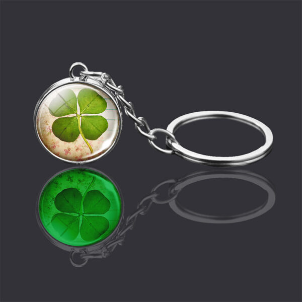 Wholesale Luminous Lucky Clover Keychain Metal St Patrick's Day Gift Boutique Resale