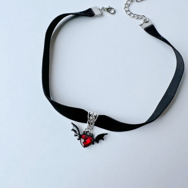 Wholesale Iron Alloy Gothic Bat Wing Pendant Necklace Halloween Jewelry Accessory for Women